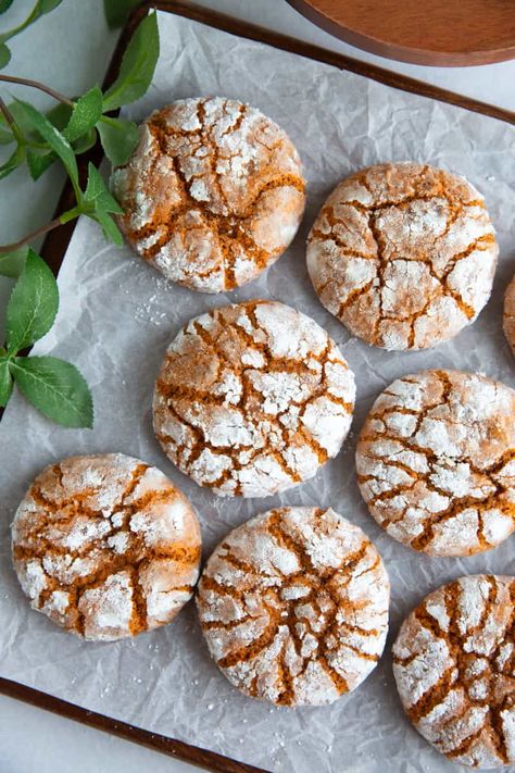 Thai Tea Mochi Crinkle Cookies Thai Tea Cookies Recipe, Thai Tea Cookies, Asian Cookies Recipes, Milk Tea Cookies, Filipino Cookies, Herbal Cookies, Mochi Cookie Recipe, Mochi Desserts, Asian Cookies