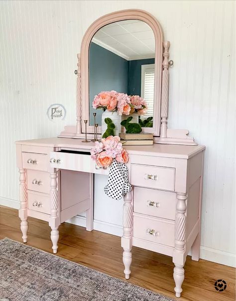 Light Pink Vanity Desk, Vanity Color Ideas Bedroom, Redone Vanity Ideas, Painted Makeup Vanity Ideas, Refinished Vanity Makeup, Pink Makeup Table, Refurbished Makeup Vanity, Light Pink Vanity, Pink Vanity Table