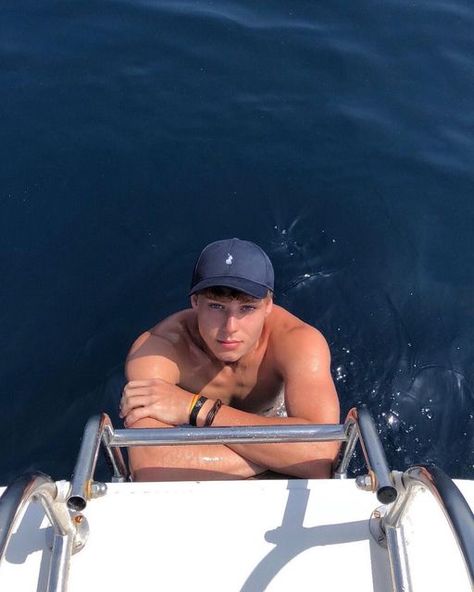 castell on Instagram: "🥽" All Star Aesthetic, Mediterranean Aesthetic, Boat Pics, Boat Fashion, Mens Summer Outfits, Beach Fits, Golden Boy, Beach Pictures Poses, Boy Pictures