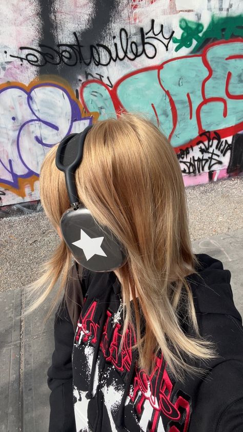 Chunky Headphones, Headphone Deco, Star Headphones, Airpod Max Aesthetic, Sanrio Valentines, Nyc Aesthetic Outfit, Coquette Hello Kitty, 2016 Tumblr Outfits, Fashion Core