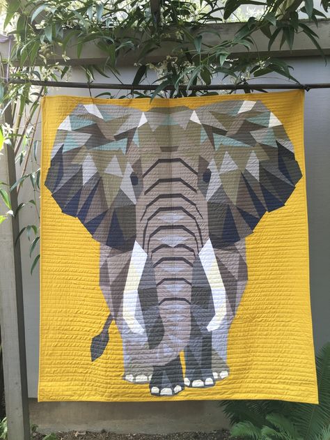 http://www.violetcraft.com/blog/233vp75d9fiw2kkkcj1qyjmcly2f9i Elephant Paper Piecing, Elephant Quilts Pattern, Violet Craft, Elephant Quilt, Foundation Paper Piecing Patterns, Quilt Modernen, Paper Pieced Quilt, Animal Quilts, Paper Piecing Quilts