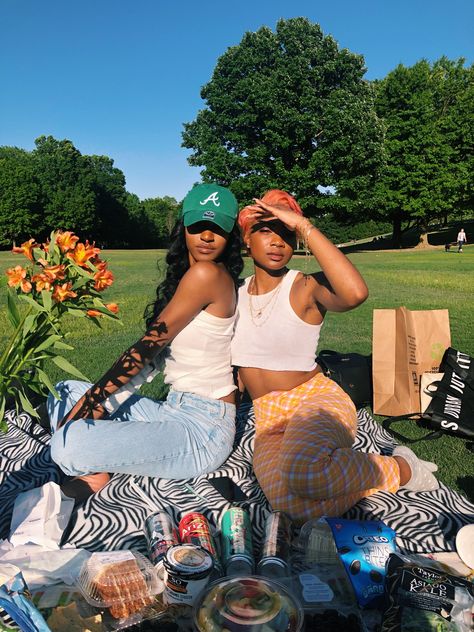 picnic aesthetic best friends Best Friends Picnic Aesthetic, Picnic Pictures Friends Photo Ideas, Picnic Aesthetic Photoshoot Friends, Friend Date Aesthetic, Picnic Poses With Friends, Picnic Pictures Friends, Picnic With Friends Aesthetic, Picnic Date Outfit, Picnic Ideas For Friends