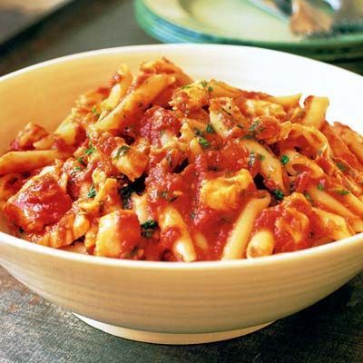 Penne Arrabbiata with Flaked CodDelish UK Friday Lent Meals, Cod Pasta, Quinoa Ideas, Light Pasta, Cod Recipe, Recipes Fish, Easy Tomato Sauce, Lent Recipes, Italian Restaurants