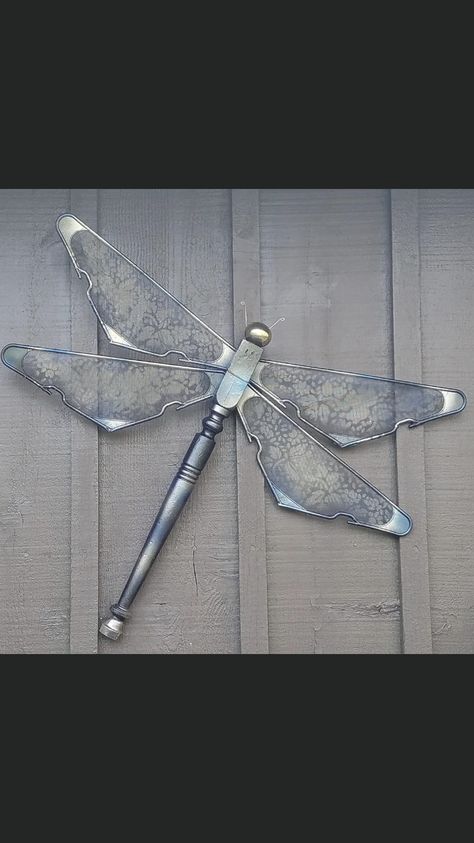 Ceiling Fan Crafts, Dragonfly Yard Art, Easy Drawing Ideas For Beginners, Wire Hanger Crafts, Drawing Ideas For Beginners, Yard Art Crafts, Dragon Fly Craft, Easy Drawing Ideas, Scenery Drawing