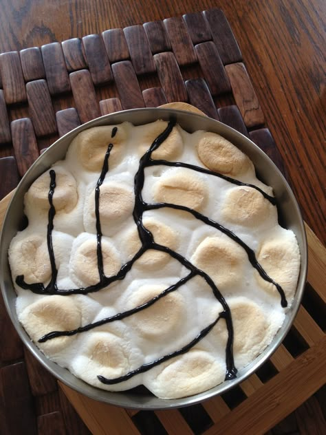 Volleyball S'mores Brownie. Bake brownies as usual. Add marshmallows during last 5 minutes of baking. Create design with a frosting pen. So simple but very cute! #volleyballquote Volleyball Party Favors, Volleyball Party Food, Volleyball Balloon Arch, Volleyball Food, Volleyball Party Ideas, Volleyball Party Decorations, Volleyball Snacks, Volleyball Birthday Party, Volleyball Banquet