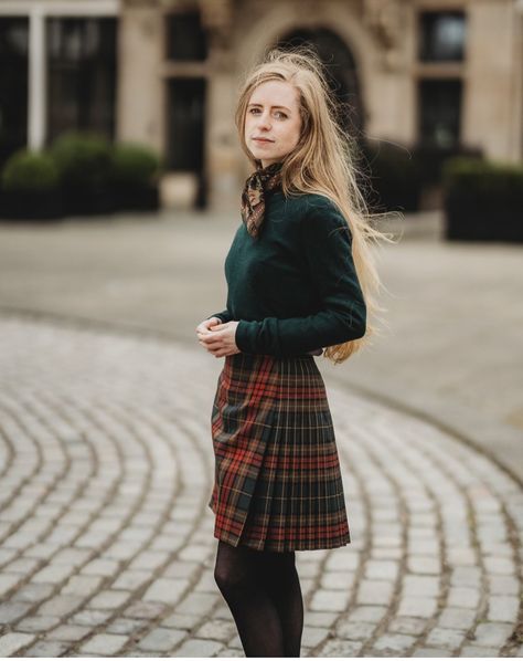 Scottish Outfit Women, Night Outfit Women, Country Housewife, Scottish Outfit, Cute Feminine Outfits, Campus Fashion, Librarian Style, Scottish Clothing, Irish Style