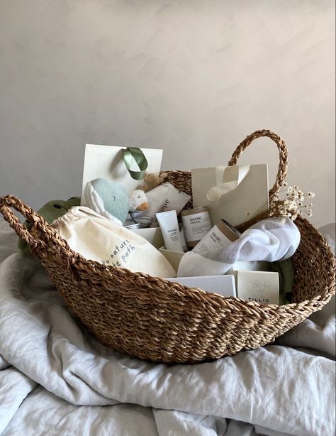 Sage Green Gift Basket Ideas, Self Care Basket Aesthetic, Birthday Basket Aesthetic, Moms Birthday Aesthetic, Christmas Basket Aesthetic, Aesthetic Gift Basket Ideas, Gift Basket Photography, Gift Basket Ideas Aesthetic, Gift Baskets Aesthetic