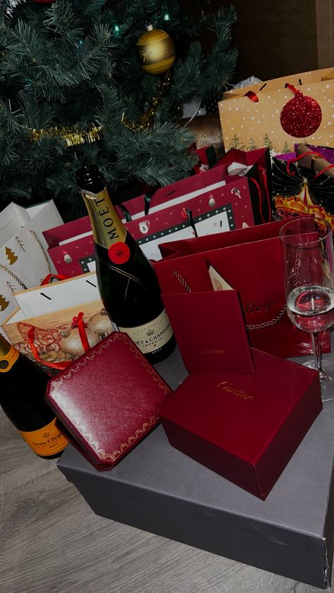 #gift #present #newyear #moet #cartier #aesthetic #redstyle #veuveclicquot Gift Cartier Watch, Cartier Box Aesthetic, Cartier Nyc Christmas, Cartier Gift, Cartier Dark Aesthetic, Cartier Aesthetic, Red Fashion, Cartier, Gifts