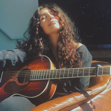 Alessia Cara Aesthetic, Milkshake Hair Products, Brown Curly Hair, Alessia Cara, Guitar Girl, Playing With Hair, Curly Girl Hairstyles, Female Singers, Curly Girl