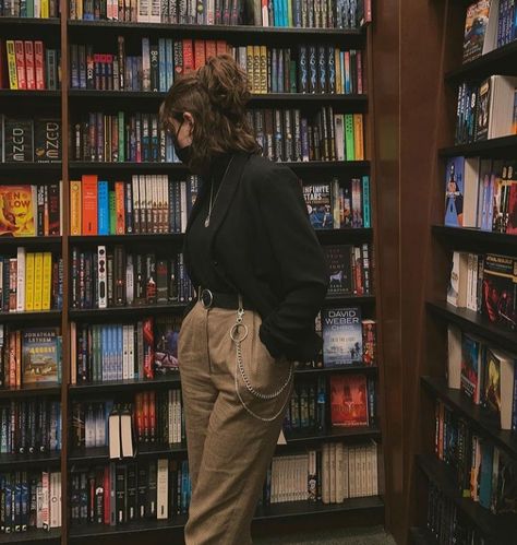 Bookstore Outfit Ideas, Library Outfits Aesthetic, Professor Vibes, Bookstore Photos, Bookstore Photoshoot, Mbti Aesthetic, Library Photoshoot, Library Photo Shoot, Bookstore Aesthetic