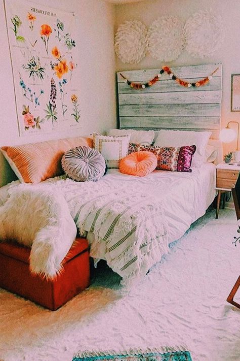 Room Ideas Aesthetic Boho, Cheap Bedroom Makeover, Aesthetic Boho, Hal Decor, Dorm Room Inspiration, Cute Bedroom Ideas, Room Ideas Aesthetic, Cute Room Ideas, Cozy Room Decor