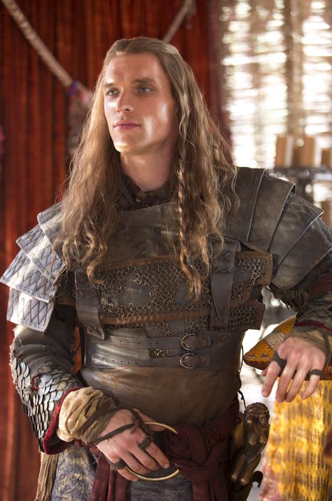 Daario Naharis in armor (Ed Skrein). Game of Thrones. He was perfect for this part! *drools* he should have stayed :( Dario Naharis, Daario Naharis, Ed Skrein, Game Of Thrones Costumes, Dream Cast, Game Of Thrones Tv, Got Characters, Cersei Lannister, Gra O Tron