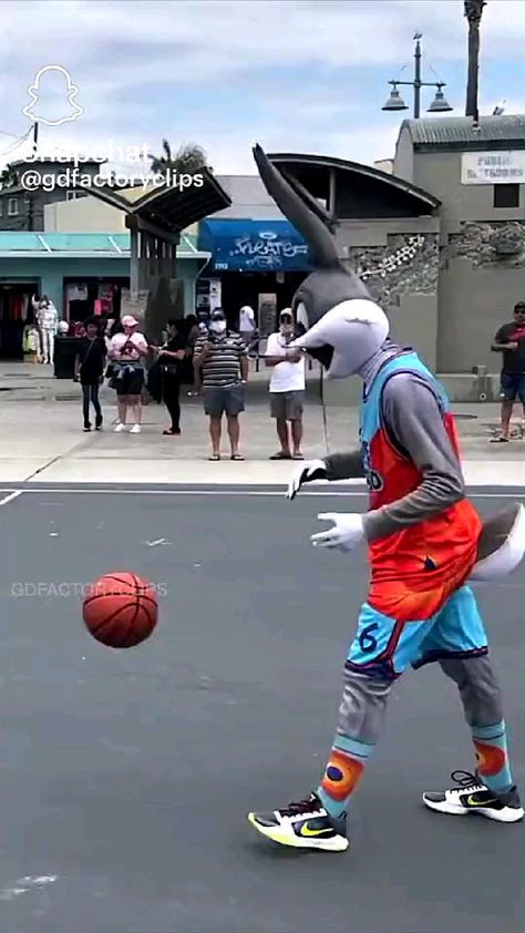 Funny Wholesome, Love Basket, Basketball Workouts Training, Funny Sports Videos, Basketball Background, Basketball Moves, Street Basketball, Basketball Memes, Basketball Highlights