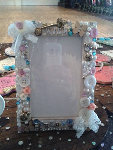 Shabby chic picture frame Photo Frame Aesthetic Diy, Decorating Photo Frames, Decorate Frames Ideas, Cute Diy Picture Frames, Beaded Frames Diy, Decorate Picture Frames Diy, Decorated Photo Frames, Decorated Frames Diy, Decorated Picture Frames Diy