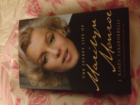 Marilyn Monroe Biography, Marilyn Monroe Books, Fall Reading, Unread Books, Dream Book, Educational Books, Crazy Girls, Book Girl, Secret Life