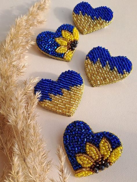 Diy Earrings Easy, Bead Brooch, Embroidered Brooch, Beaded Heart, Beaded Brooches, Bead Embroidery Tutorial, Bead Embroidery Patterns, Hand Embroidery Flowers, Beaded Jewelry Tutorials