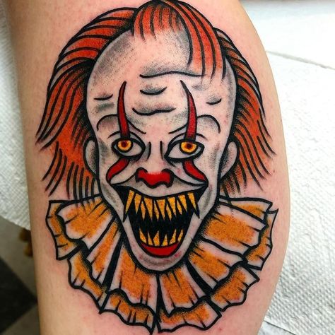 Pennywise halloween tattoo. Traditional  @coreehunt horror tattoo Scary Tattoo Designs, Scary Tattoo Ideas, Horror Tattoo Ideas, Pennywise Tattoo, Tattoo Nightmares, Tattoo Leggings, Horror Movie Tattoos, Clown Tattoo, Movie Tattoos