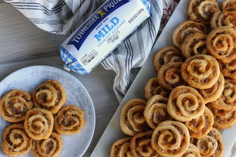 Sausage Cheddar Pinwheels Breakfast Finger Foods, Christmas Eve Brunch, Sausage Pinwheels, Ketone Recipes, Three Ingredient Recipes, Easter Appetizers, Breakfast Appetizers, Pinwheel Recipes, Strawberry Salad