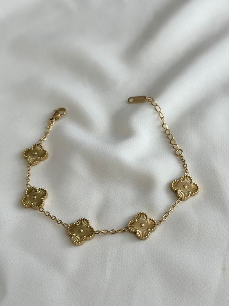 The product is made of steel, it does not tarnish and can be used easily. Van Cleef Clover Bracelet, Van Cleef Bracelet Gold, Gold Van Cleef Bracelet, Van Cleef Bracelet, Cleef Bracelet, Gold Vans, Clover Bracelet, Gold Mangalsutra Designs, Gold Mangalsutra