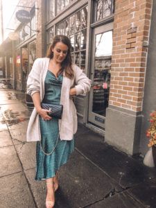 Date Night Outfit: Slip dresses and Cardigans – Haute Homebody Short Cardigan Outfit, Outfit With Cardigan, Cardigan Dress Outfit, Cardigans Outfits, Cardigan Outfit Ideas, Dresses Outfit Ideas, Batwing Cardigan, Chic Cardigan, Yellow Fits