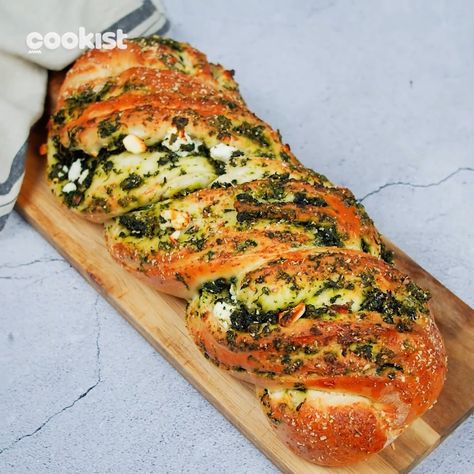 Spinach feta bread: quick, fluffy and super yummy! | Spinacia oleracea, feta, bread | Served warm, this savory Feta cheese spinach bread is just irresistible 🤩 | By Cookist Wow Bread With Feta Cheese, Feta Cheese Bread, Spinach And Feta Bread, Feta Bread, Spinach Feta Bread, Spinach Feta, Spinach Cake, Spinach Bread, Feta Cheese Recipes