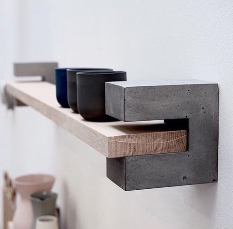 Contemporary Wall Shelf, Decoration Beton, Minimalist Shelves, Wood And Concrete, Beton Design, Concrete Diy Projects, Concrete Furniture, Diy Casa, Concrete Crafts