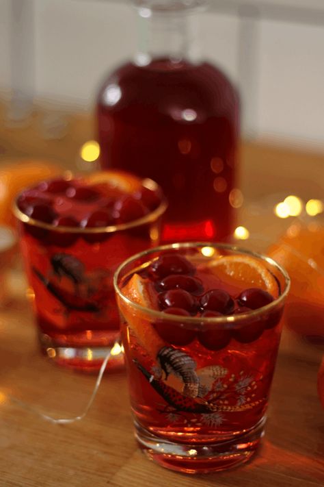 Cranberry and orange infused gin recipe Gin Recipe, Flavored Alcohol, Infused Liquors, Christmas Gin, Infused Gin, Flavoured Gin, Homemade Liquor, Liquor Recipes, Gin Recipes