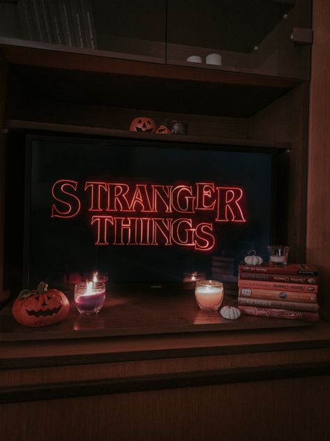 Aesthetic stranger things netflix fall autumn Fall Tv Shows Aesthetic, Stranger Things Halloween Aesthetic, Autumn Aesthetic Movies, Autumn Movie Aesthetic, Stranger Things Fall Aesthetic, Fall Aesthetic Movies, Stranger Things Autumn, College Fall Aesthetic, Netflix Aesthetic Wallpaper