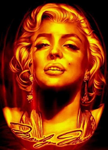 Marilyn Monroe carved pumpkin- She looks so real you almost think you can hear her sigh. She's even more fabulous in person. Pumpkin Carving Pictures, Pumpkin Competition, Awesome Pumpkin Carvings, Pumpkin Carver, Pumkin Carving, Pumpkin Carving Contest, Amazing Pumpkin Carving, Carved Pumpkins, Pumpkin Carving Designs