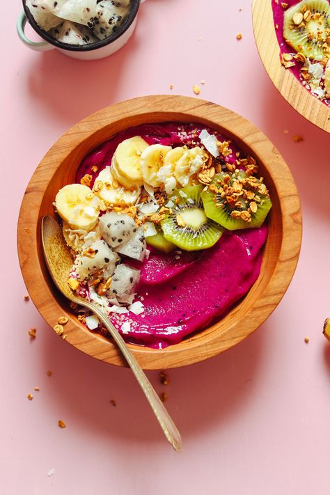 A Dragon Fruit Smoothie Bowl for the perfect gluten-free vegan breakfast treat Acai Shop, Fruit Smoothie Bowl, Dragon Fruit Smoothie Bowl, Vegan Gluten Free Breakfast, Dragon Fruit Smoothie, Buah Naga, Green Smoothie Bowl, Perfect Healthy Breakfast, Smoothie Bowl Recipe