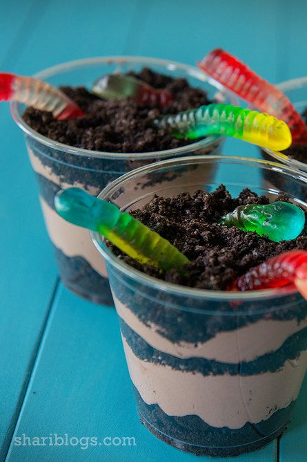 Cup of Dirt | 19 Rad Recipes Every '90s Snack Junkie Will Appreciate Worm Dessert, Oreo Dirt Cups, Dirt Cake Cups, Dirt Cups Recipe, Oreo Dirt, Dirt Cups, Cake Cups, Dirt Cake, Halloween Fest