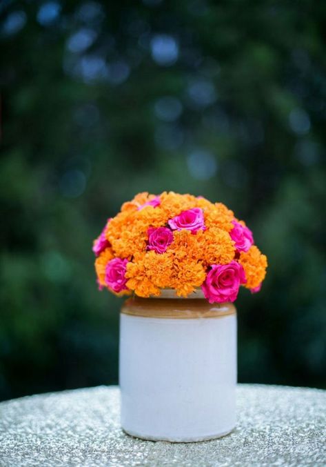 Mehendi Decor Ideas, Home Flower Decor, Mehendi Decor, Diwali Decorations At Home, Mehndi Decor, Rose Centerpieces, Diwali Diy, Indian Decor, Indian Wedding Decorations