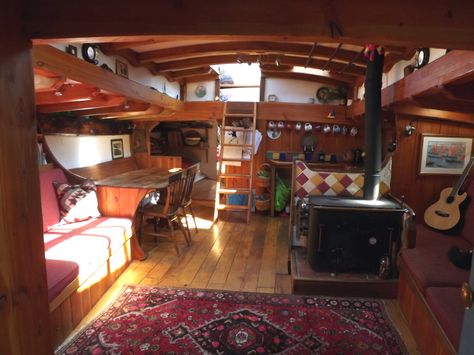 Living On Boat, Barge Interior Houseboat Living, House Boat Aesthetic, Boathouse Aesthetic, House Boat Interior, Boat Life Aesthetic, Boathouse Interior, Ship Bathroom, Houseboat Interiors