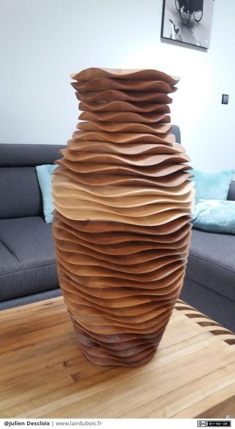 Bonjour, Je vous présente mon nouveau vase segmenté en forme de vague. Pour ce projet, je me suis inspiré d'une vidéo Youtube de Jackman Works.C'est un projet complètement fou en regard du travail à faire. J'ai commen[...] #lairdubois Turned Wood, Objet D'art, Wood Turning, Floral Art, Vase, Sculpture, Turn Ons, Wood, Floral