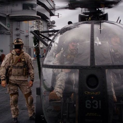 DEVGRU operator beside an MH-6 on the USS Nimitz 160th Soar, Special Forces Gear, Uss Nimitz, Special Operations Command, Us Navy Seals, Seal Team, Spec Ops, Naval Special Warfare, Military Special Forces