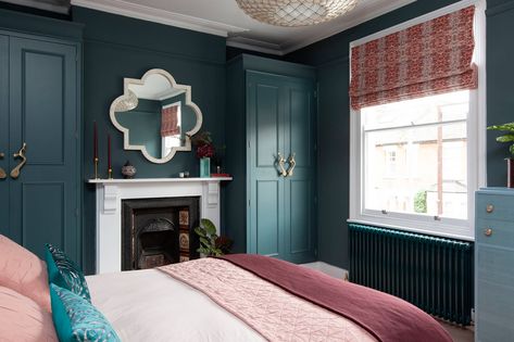 18 Soothing Eclectic Bedroom Designs With All The Comfort Youll Need Farrow And Ball Inchyra Blue, Colourful House, Eclectic Bedroom Design, Inchyra Blue, Teal Bedroom, Teal Walls, Eclectic Bedroom, Scandinavian Interior Design, Blue Bedroom