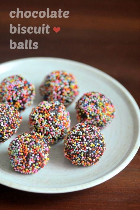 chocolate biscuit balls recipe, no bake Chocolate Log Recipe, Chocolate Balls Recipe, Easy Desserts For Kids, Chocolate Log, Biscuit Pudding, Marie Biscuit, Cookie Dough Recipes, Edible Cookies, Edible Cookie Dough