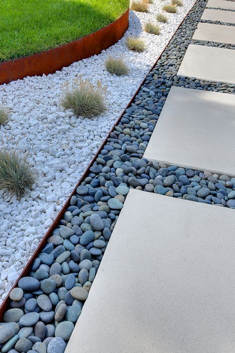 Modern Lawn Edging, Limestone Rock Landscaping, Modern Flower Bed, Cheap Landscaping Ideas, Walkway Landscaping, Succulent Landscaping, Modern Backyard Landscaping, Garden Walkway, Landscape Edging