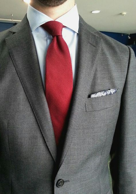 Grey suit red tie Gray Suit Red Tie, Red Tie Aesthetic, Grey Suit With Pink Tie, Prom Suit For Guys, Suit With Pink Tie, Suit Red Tie, Tie Aesthetic, Grad Suits, Suit With Red Tie