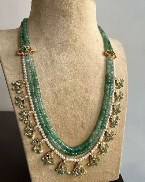 Green Beads Necklace Indian, Simple Necklace Designs Gold Indian, Green Beads Jewellery Designs, Beads Jewelry Indian Gold, Beads Jewellery Designs, Mala Design, Green Pearl Necklace, Saree Function, Simple Necklace Designs