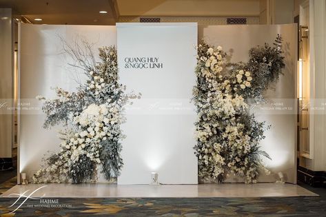 Minimalist Wedding Reception, Church Wedding Flowers, Flower Backdrop Wedding, Floral Arch Wedding, Reception Backdrop, Minimalist Wedding Decor, Wedding Reception Backdrop, Wedding Background Decoration, Wedding Stage Design