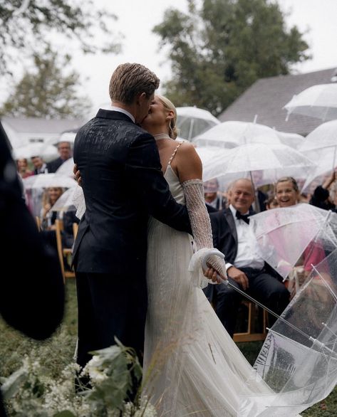 Raining On Wedding Day, Clear Umbrella Wedding Pictures, Rain Wedding Ceremony, Rainy Backyard Wedding, Wedding Photography Rain, Rainy Wedding Ideas, Wedding In Rain, Umbrella Wedding Pictures, Rainy Backyard