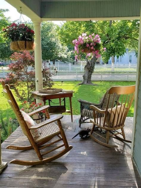 Farmhouse Porches, Country Porches, Terrasse Design, Cottage Porch, Porch Sitting, Country Porch, Sunrooms, Home Porch, Vintage Traditional