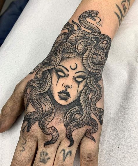 bold Tattoo Main, Medusa Tattoo Design, Tato Henna, Hand And Finger Tattoos, Cute Hand Tattoos, Pretty Hand Tattoos, Tattoos Geometric, Medusa Tattoo, Hand Tattoos For Women