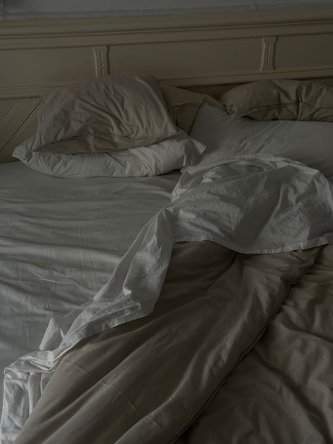 Unmade Bed, Bed Aesthetic, Messy Bed, Bed Picture, Sleep Early, Laying In Bed, Black Butler Kuroshitsuji, Boys Bedding, One Bed