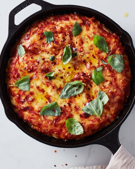 Here's how to make a foolproof pan pizza. Credit: Photo: Ghazalle Badiozamani; Food Styling: Jesse Szewczyk Cast Iron Skillet Pizza, Reheat Pizza, Skillet Pizza, How To Make Pizza, Pan Pizza, Pizza Stone, A Pizza, Deep Dish, Meat Free