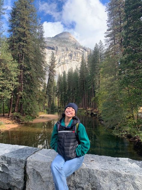 What To Wear On A Hiking Date? | Aesthetic & Cute Hiking Outfits For Women & Men Yosemite Poses, Yosemite Picture Ideas, Yosemite National Park Outfit, Outfits For Hiking, Yosemite Aesthetic, Yosemite Outfit, Stylish Hiking Outfit, Outfits Granola, Hiking Date