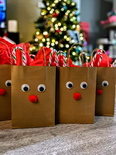 Made these cute reindeer holiday treat bags for my coworkers and nieces and nephews! For my coworkers: coffee, tea, hot chocolate and some chocolate treats. For the kids: kinder surprise, mini eggs, hot chocolate and a gift card. #giftideas #coworkerchristmasgifts #coworkergifts #treatbag #holidaytreatbag #christmas #reindeer #diygiftideas #diy #giftsforkids Christmas Gift Bag Ideas For Coworkers, Holiday Treat Bags For Coworkers, Secret Santa Diy Gifts, Mini Christmas Gifts For Coworkers, Secret Santa Gift Ideas For Coworkers Easy Diy, Diy Secret Santa Gifts For Coworkers, Christmas Treats For Coworkers, Christmas Treat Bags For Coworkers, Christmas Goody Bag Ideas