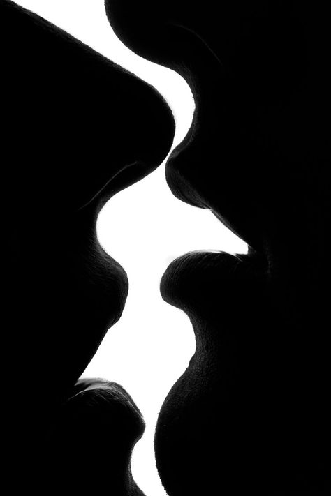 Silhouette Arte, Dark Art Photography, Photographie Portrait Inspiration, Soyut Sanat Tabloları, Silhouette Art, Two People, Line Art Drawings, White Photography, 그림 그리기