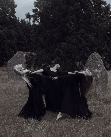 Two Witches Aesthetic, Three Witches Aesthetic, Witchy Sister Photoshoot, Best Friend Witch Photoshoot, Witch Friend Photoshoot, The Weird Sisters, Witchy Photoshoot, 3 Witches, Photoshoot Moodboard